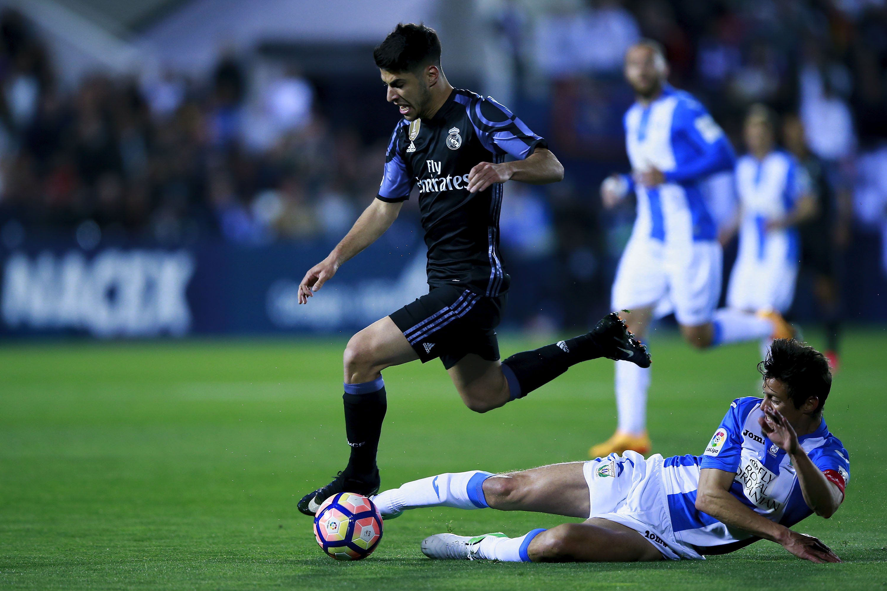 LEGANES, MADRID - APRIL 05: Marco Asensio (L) of Real Madrid CF competes for the ball with Martin M. Mantovani (R) of Deportivo Leganes during the La Liga match between CD Leganes and Real Madrid CF at Estadio Municipal de Butarque on April 5, 2017 in Leganes, Spain.  (Photo by Gonzalo Arroyo Moreno/Getty Images)